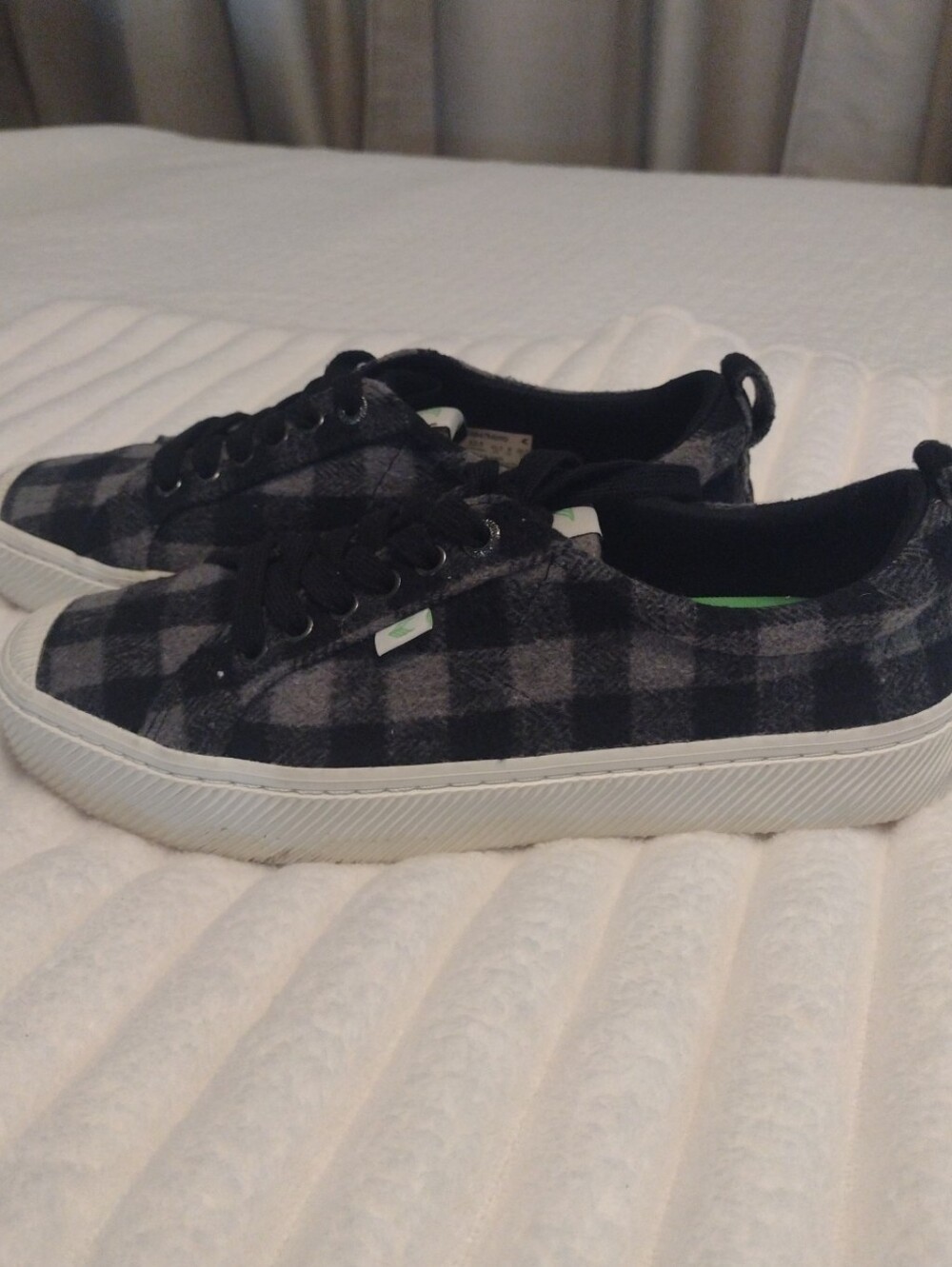 Cariuma Sneakers Men 9 Women 10.5 Plaid Flannel Sustainable Black Grey